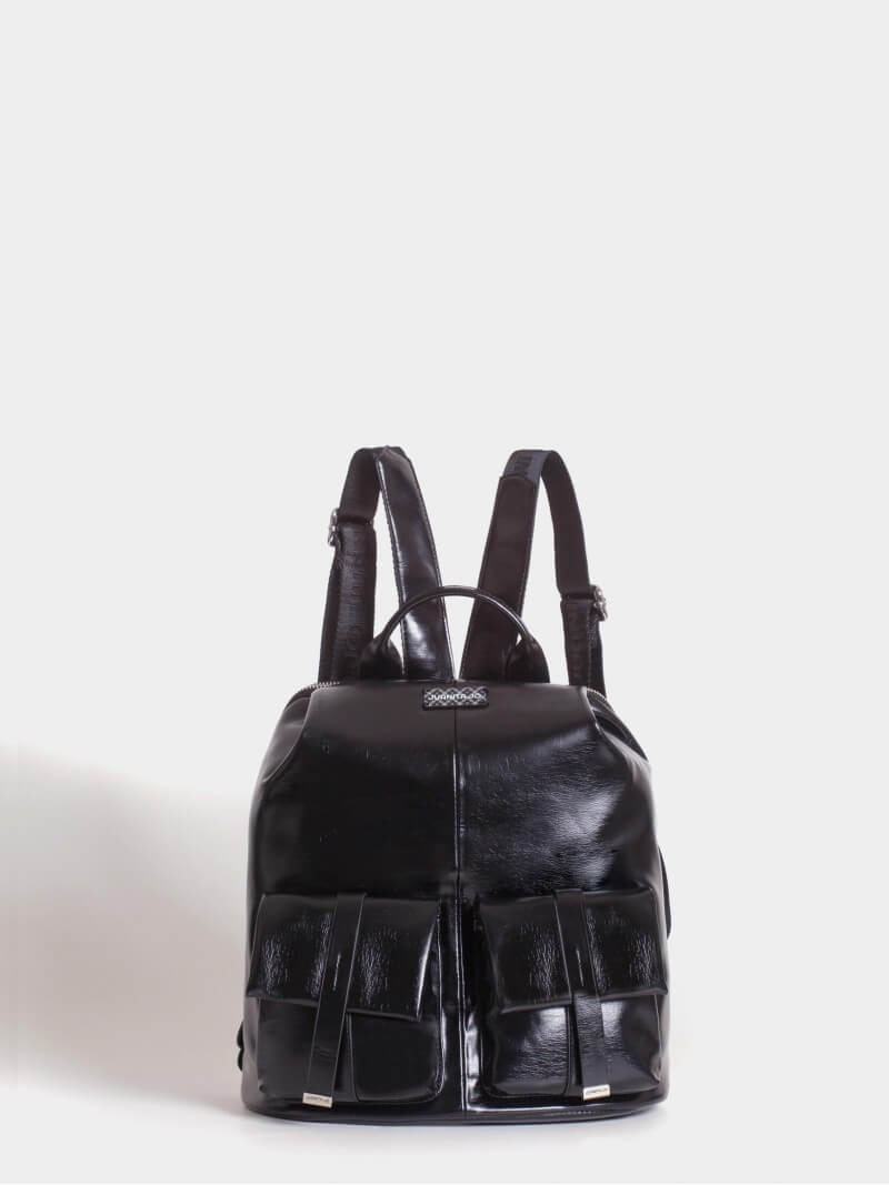 Mochila Negra Efecto Charol Roxie