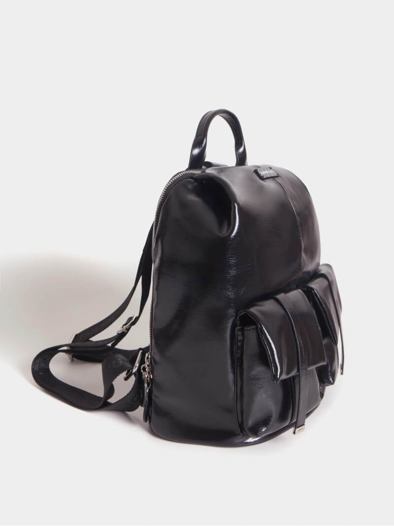 Mochila Negra Efecto Charol Roxie