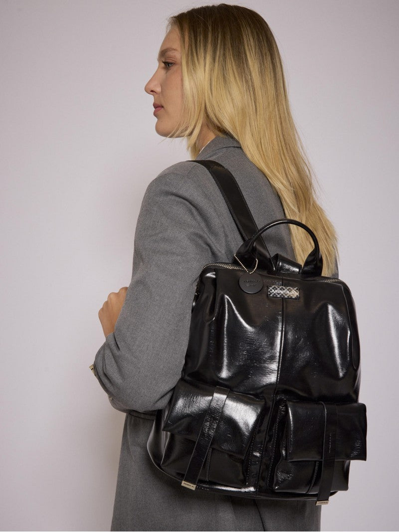 Mochila Negra Efecto Charol Roxie